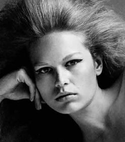 Anna Ewers